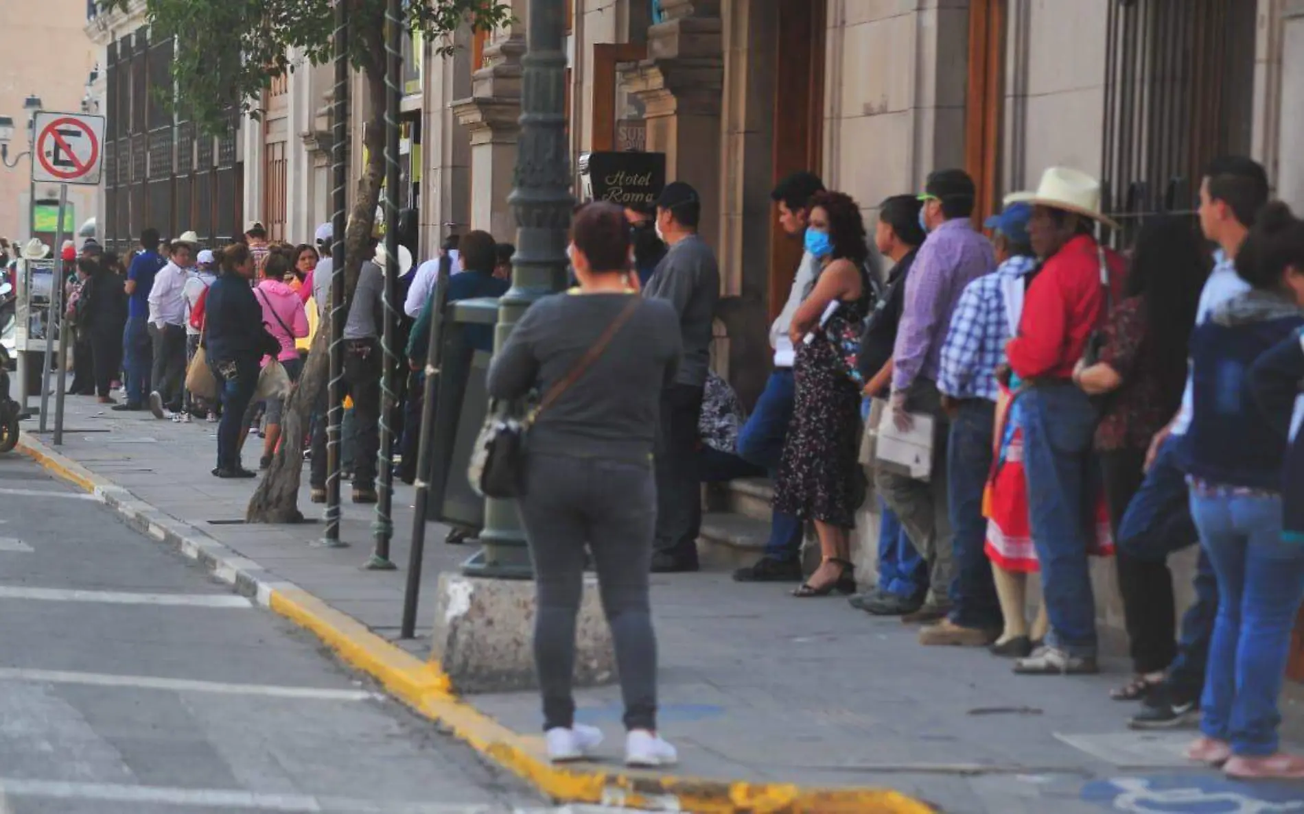 Continúan siendo los bancos puntos de reunión de mucha gente , 20 de nov y 5 de feb